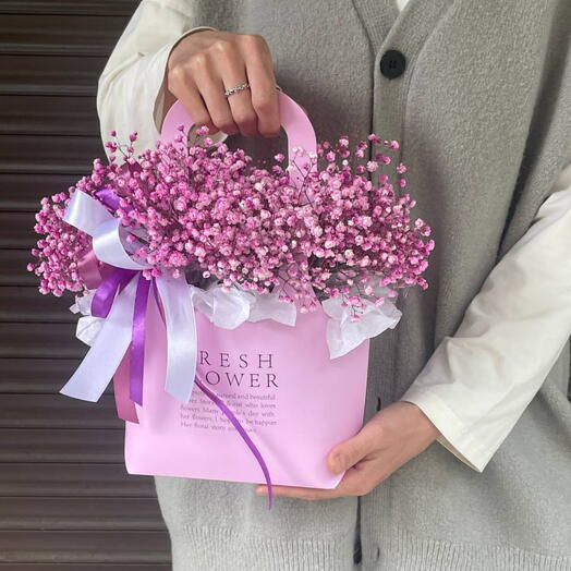 Композиция в сумочке с розовой гипсофилой и открыткой 💗🌸