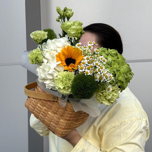 Корзина с подсолнухом