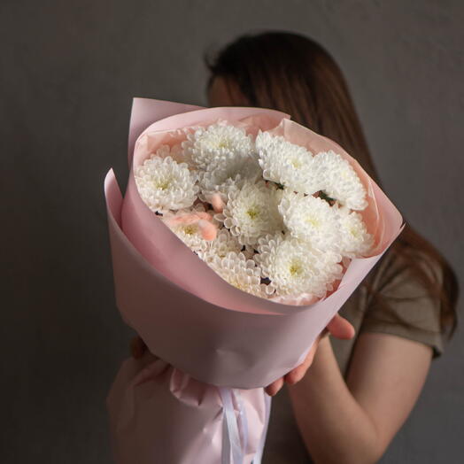 Букет из белой кустовой хризантемы с лагурусом