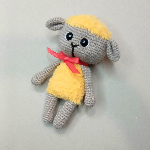 Вязаная игрушка Овечка (желто-бежевая)