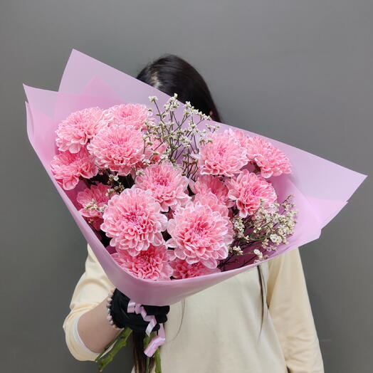 Bouquet of pink bush chrysanthemums and statice