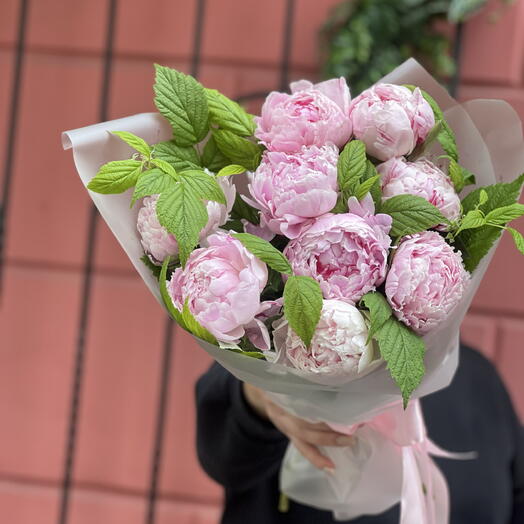 Моно букет из 7 пионов