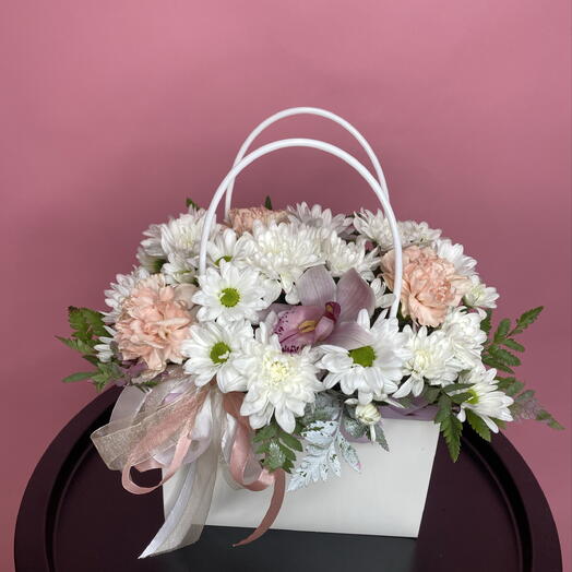 Сумочка с диантусами и орхидей