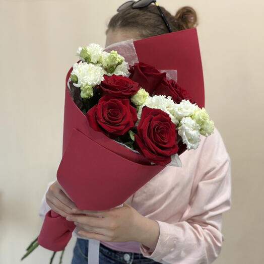 Алые розы и эустомы