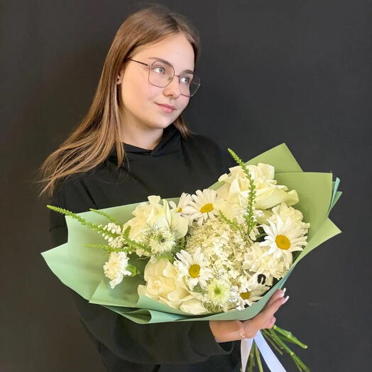 букет с французскими розами и ромашкой