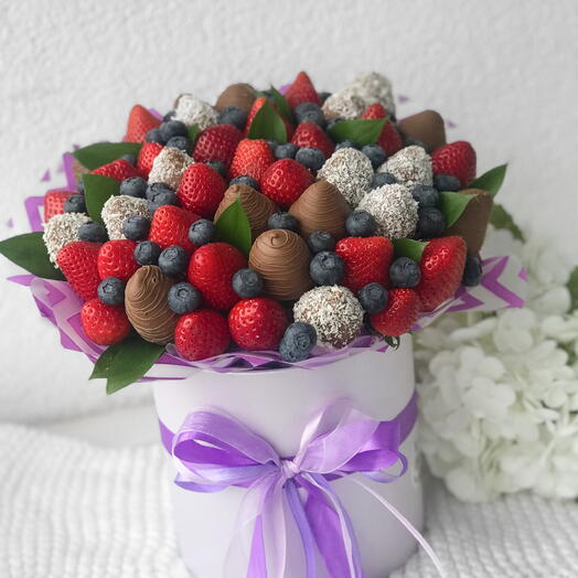 Шляпная коробочка с клубничкой