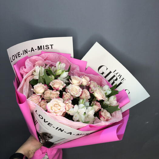 Яркий букет с кустовыми розами и белыми альстромериями🌸🌺🩷