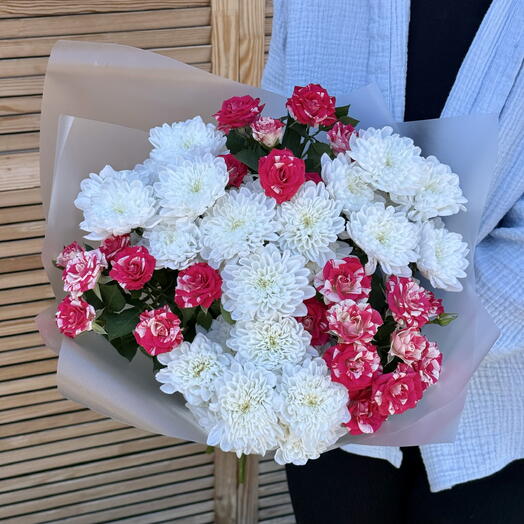 Ramo prefabricado de rosas y eustoma