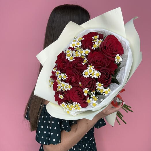 Яркий букет из 15 кенийских роз с танацетумом💞
