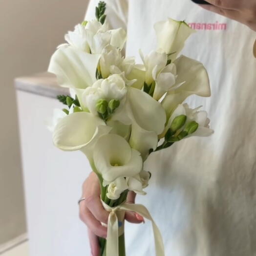 Свадебный букет невесты из калл с фрезией 🌱