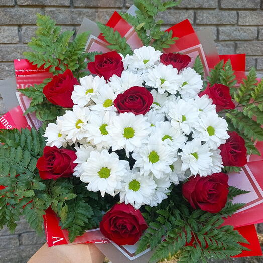 Букет из белых хризантем и красных роз