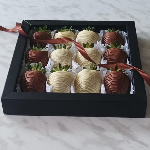 Клубника в шоколаде белый молочный чёрная коробка