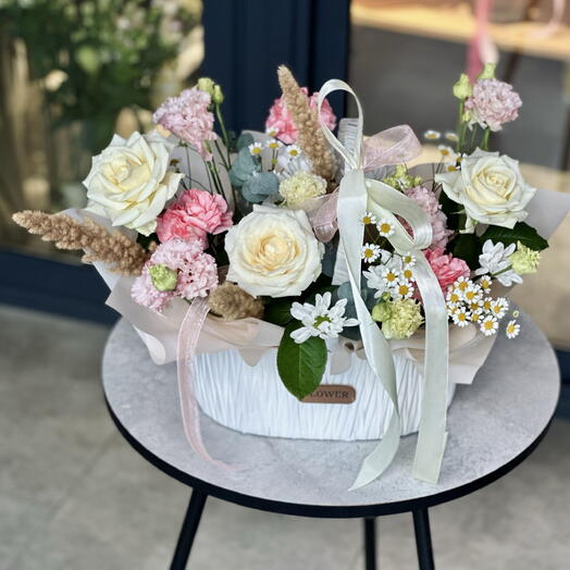 Нежная корзина с розами и эустомой 🌸