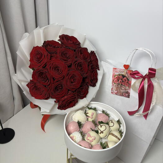 Букет красных роз и клубника
