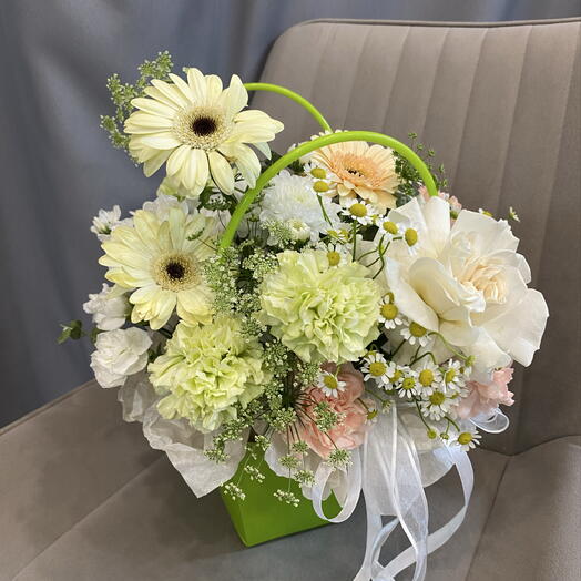 Композиция с герберами, французской розой и ромашками в сумочке