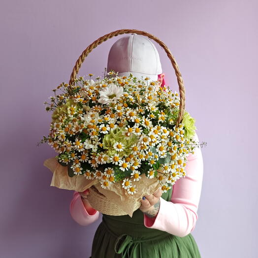 Полевая корзинка с ромашками