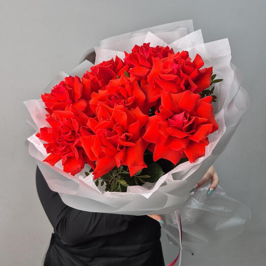 Букет алых роз