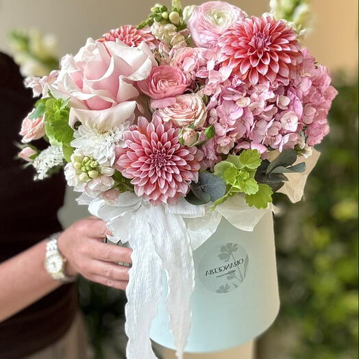 Коробка с георгинами и гортензией 🤍🩷🌸