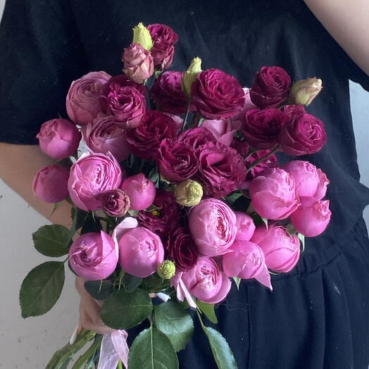 Букет с бордовым лизиантусом и яркими пионовидными кустовыми розами💕