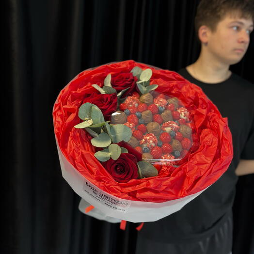 Букет клубники с 3 розами