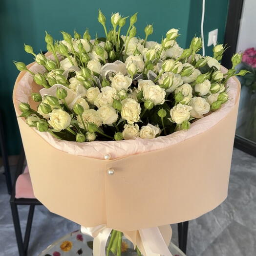 Моно букет из 9 шикарных веток кустовой пионовидной розы