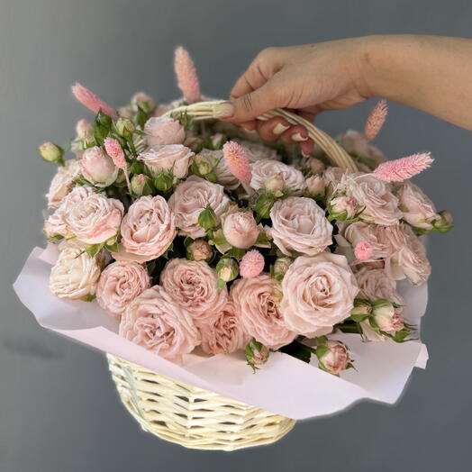 Кустовые розы в корзине