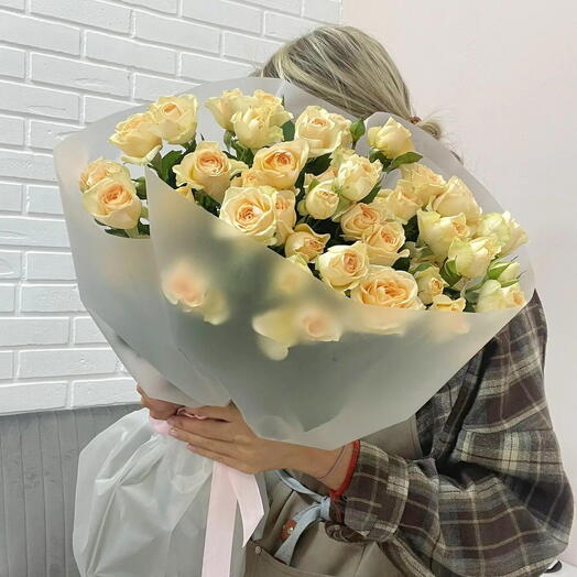 Букет из кремовых кустовых роз
