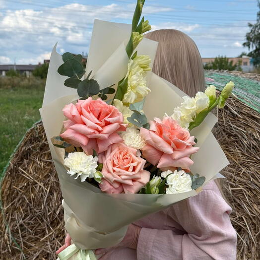 Букет "Золотой час" из французских роз, альстромерий, гладиолусов, гвоздик и эвкалипта