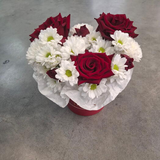 Композиция с алыми розами