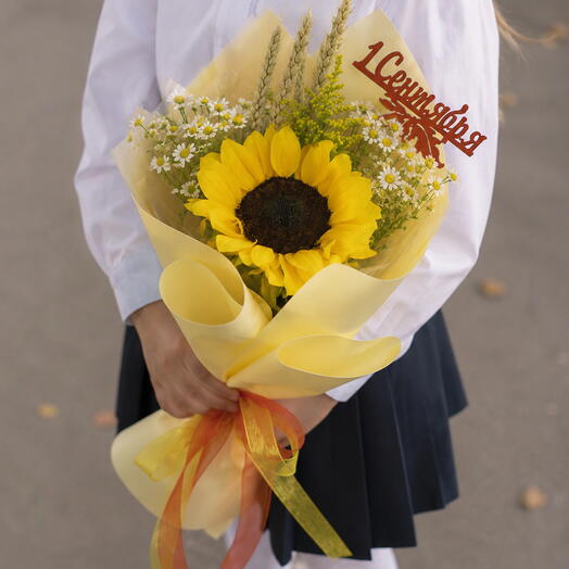 Авторский букетик на 1 сентября с подсолнухом и топпером