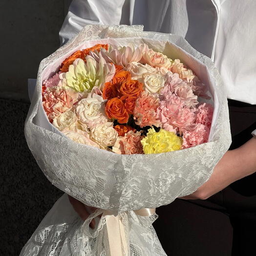 Дофаминовый букет с кустовой розой в кружеве