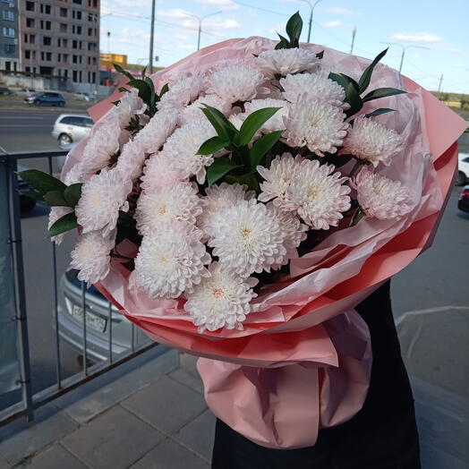 Букет из персиковых кустовых хризантем
