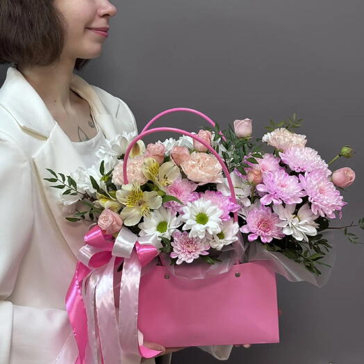 Цветы в сумке из кустовых хризантем и альстромерии