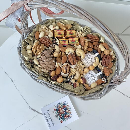 Ореховая корзина с медом и конфетами