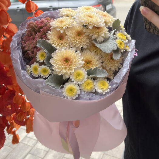Букет «Дымка» с хризантемой и целозией в дизайнерской упаковке 🤍💜