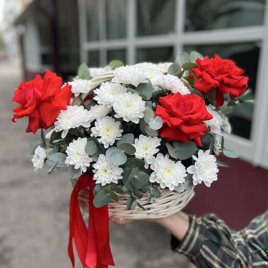 Корзина с Французскими Розами и Хризантемой
