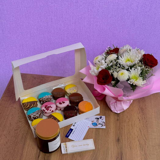 Бокс макаронс+букет цветов+свечка💕