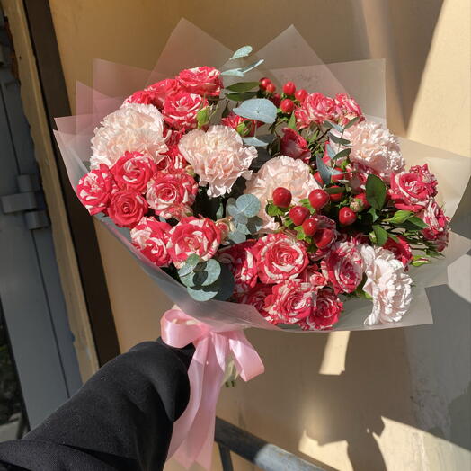 Букет вишневый 🍒 «счастливое лето» в составе Роза кустовая, диантусы, эвкалипт CINEREA, гиперикум