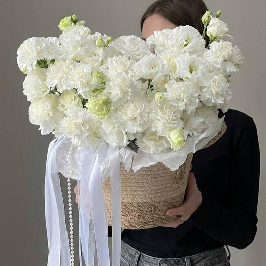 Корзина с диантусами и эустомой