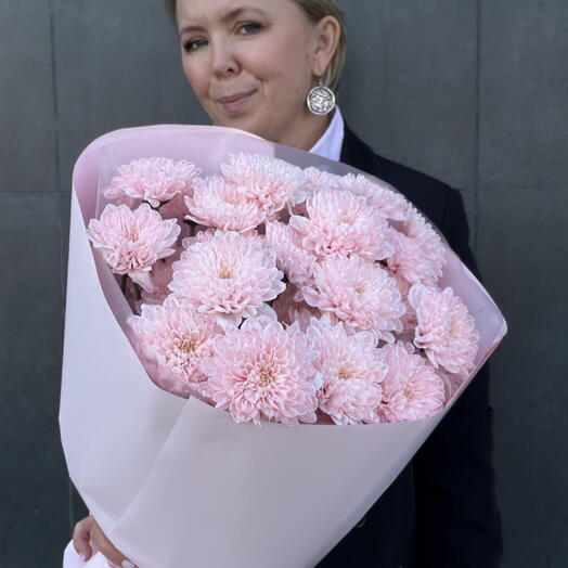 Букет розовых хризантем