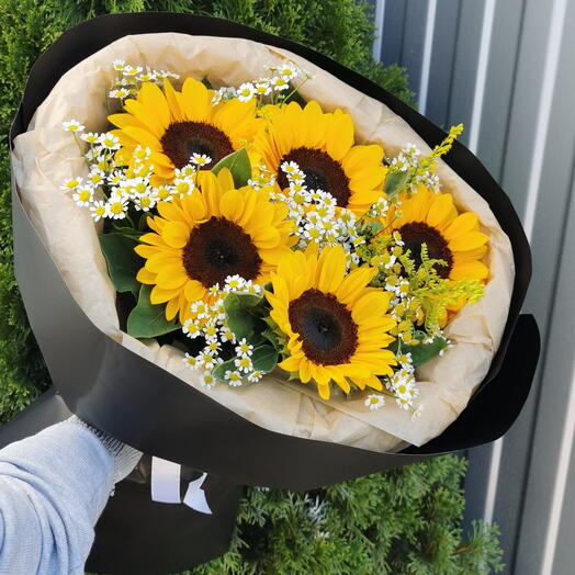 Букет с подсолнухами🌻 и матрикарией🌼