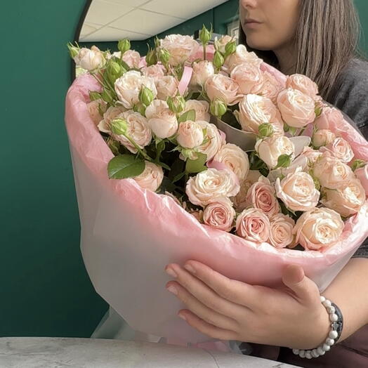 Букет из 11 пионовидных нежных кустовых роз