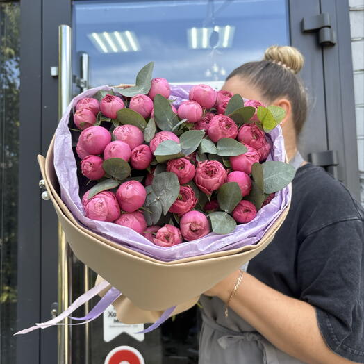 Нежный букет из розовых кустовых роз в мягкой упаковке