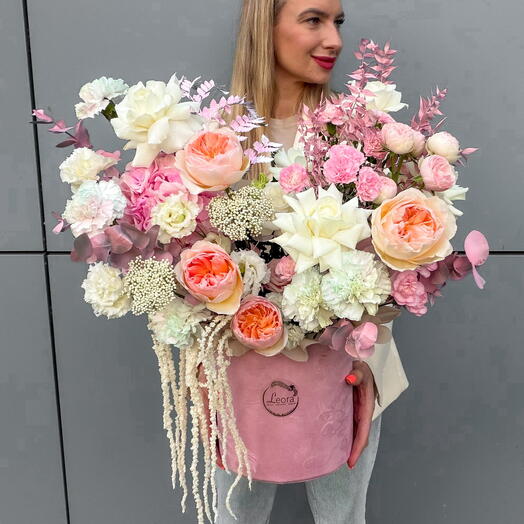 Flores en una Caja. Rosas peonías, hortensias y Dianthus. Composición 520. Leora Flowers casa de moda floral