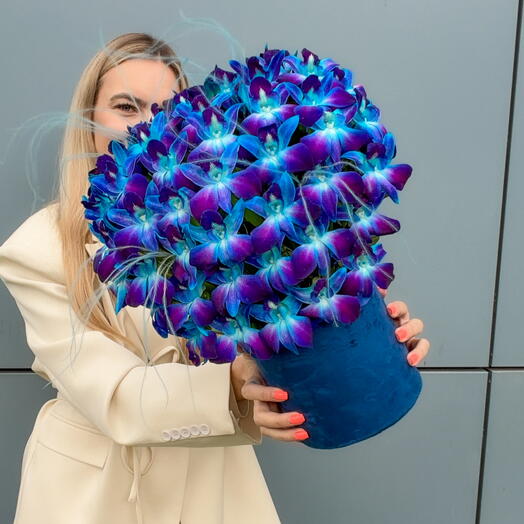 Цветы в коробке космос из орхидей. Композиция 609. Leoraflowers