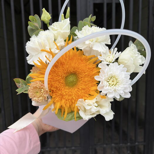 Белая сумочка с цветами из подсолнуха, лизиантуса, ажурных диантусов и сантини