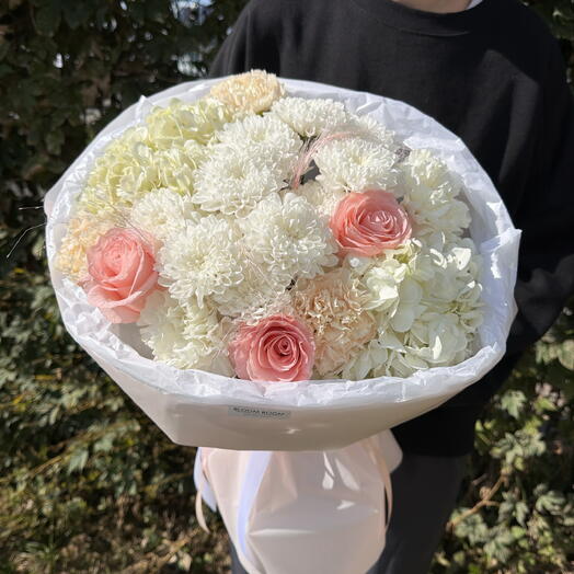 Нежный букет Bloom room, гортензия, хризантема, роза