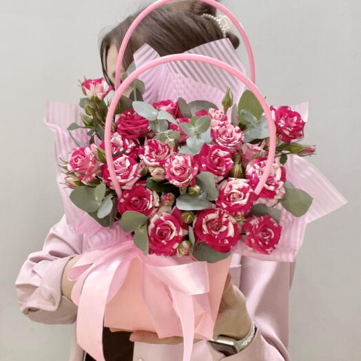 Композиция из кустовых роз с эвкалиптом🌸