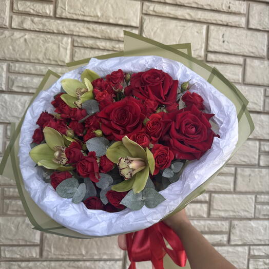 Буки из орхидеи и красной розы