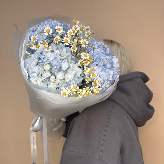 Синяя гортензия с маленькими ромашками 🌼